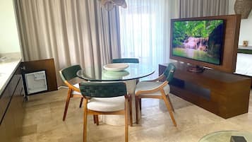 Suite Grand, vista al mar | Ropa de cama