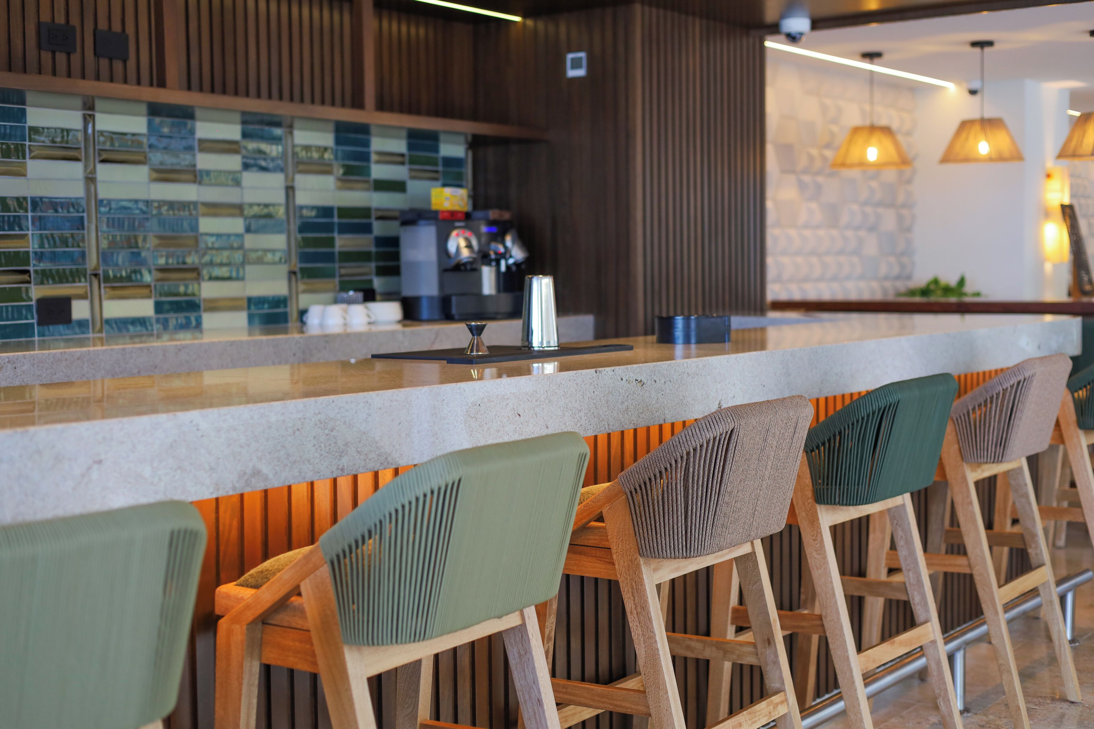 Una zona de bar con sillas de madera y una barra.