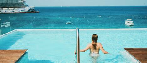 Hồ bơi ngoài trời