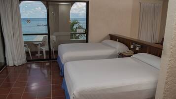 Habitación estándar, vistas al mar | Caja fuerte, escritorio, cortinas opacas y tabla de planchar con plancha