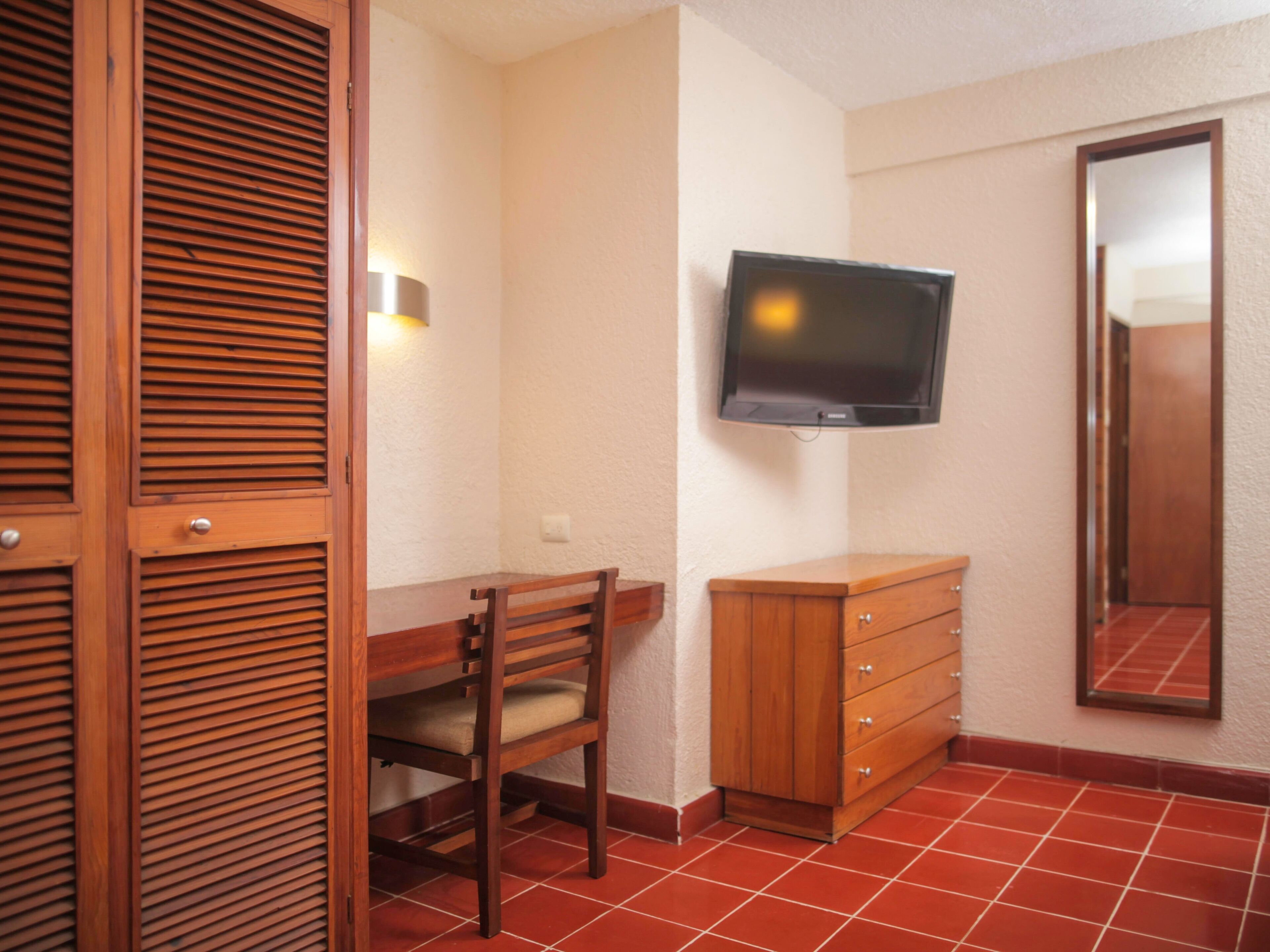 suite, 2 double beds | television