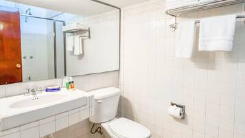 Studio | Bathroom | Shower, free toiletries, hair dryer, towels