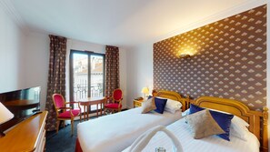 Superior Twin Room | Peralatan tempat tidur premium, bar mini, peti besi dalam bilik, meja 