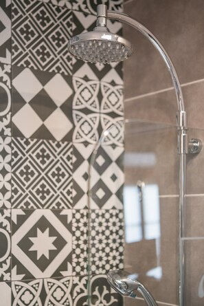 Single Room | Bathroom | Hydromassage showerhead, free toiletries, hair dryer, towels - ZE Hotel (Paris)