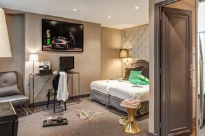 Minibar, caja de seguridad en la habitación y decoración personalizada