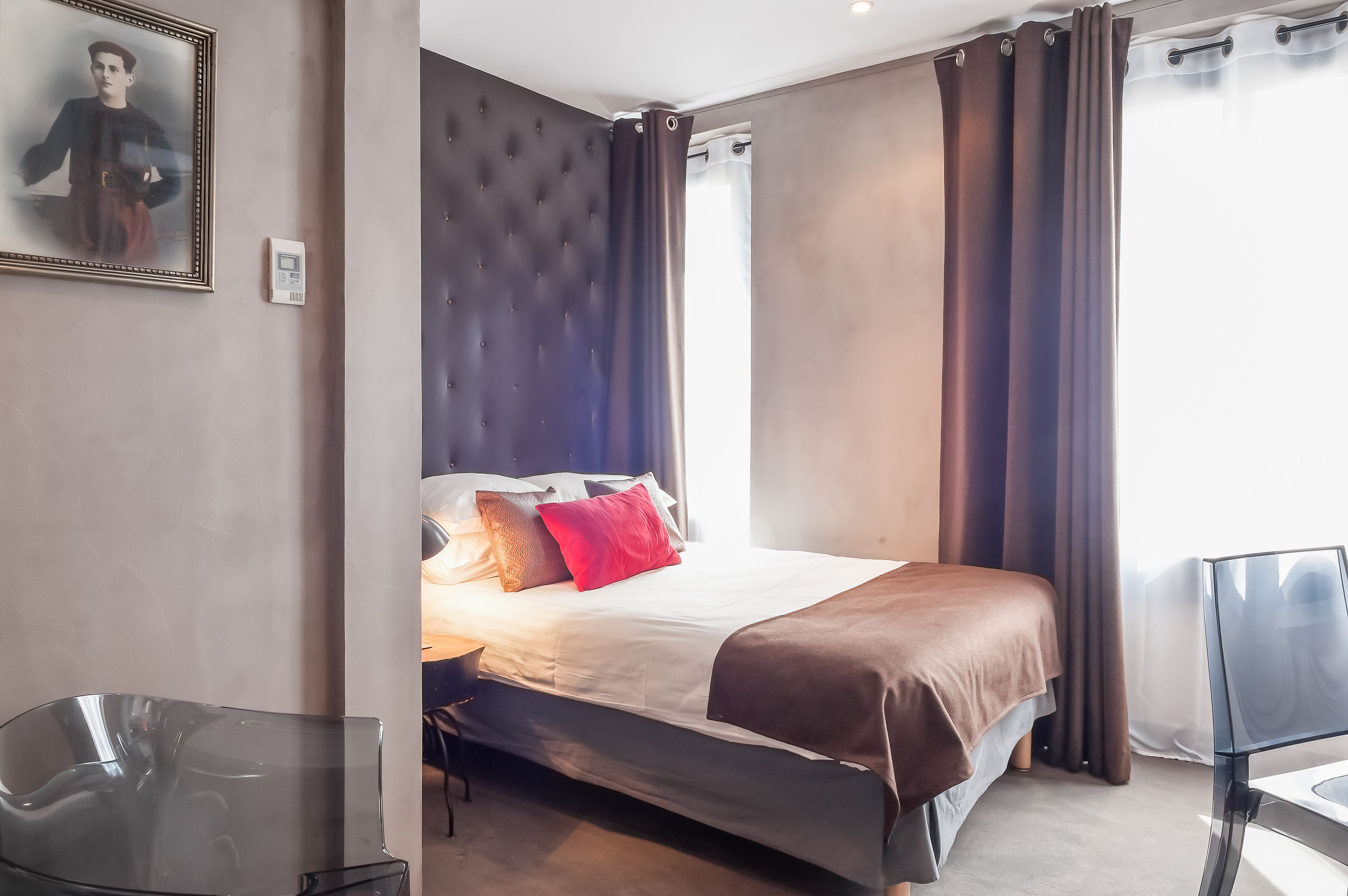 single room | minibar, in-room safe, individually decorated, individually furnished