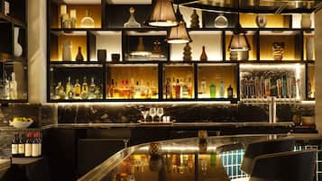 Bar (trong khuôn viên)