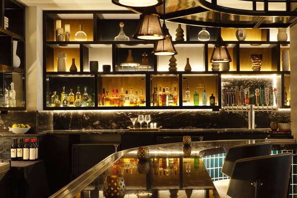 Bar (trong khuôn viên)