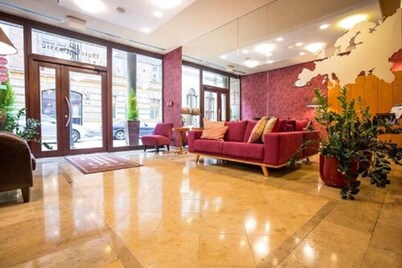 Hotel H12