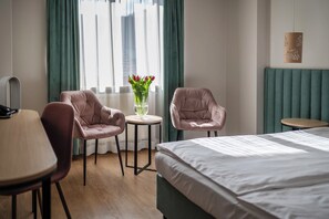 Hypo-allergenic bedding, desk, iron/ironing board - Hotel H12 (Kraków)