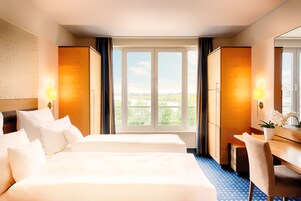 Ropa de cama hipoalergénica y caja de seguridad en la habitación 