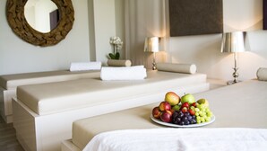 A hotel room with a bed, a fruit plate, a mirror, and two lamps. - Welcome Hotel Wesel (Wesel)