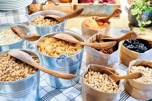 Sarapan prasmanan setiap hari dengan biaya tambahan