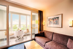 Superior Suite, River View | Living area | 42-inch TV with digital channels - Welcome Hotel Wesel (Wesel)