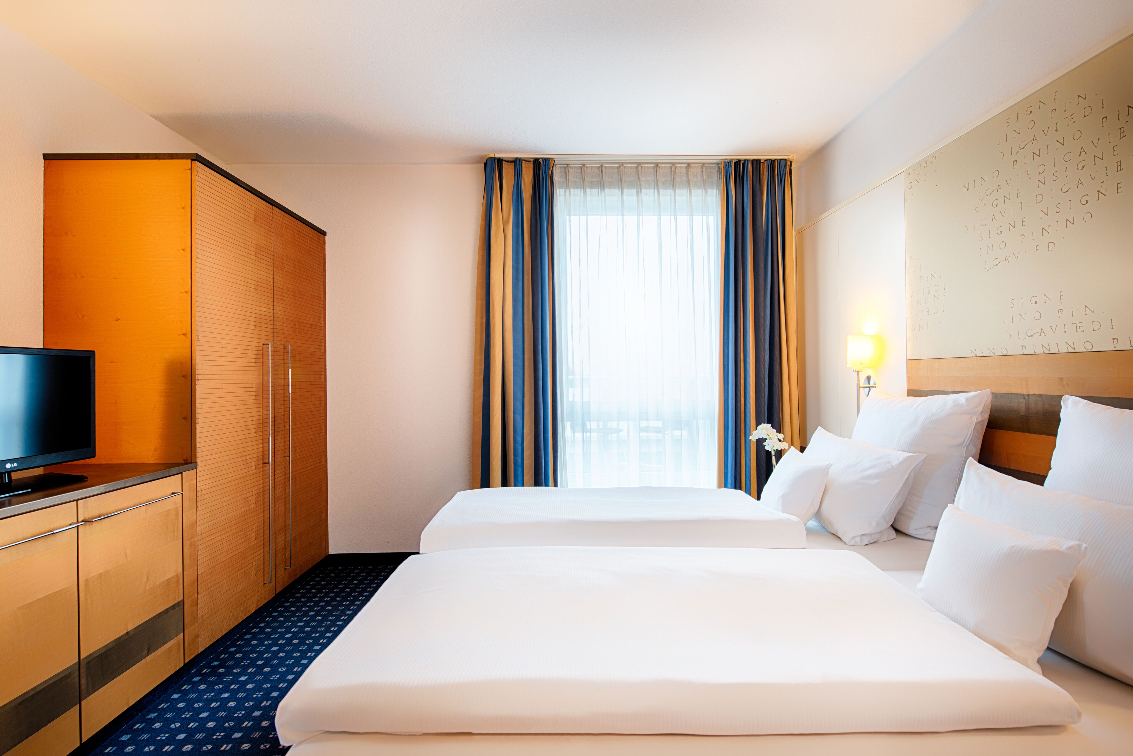 deluxe suite, river view | hypo-allergenic bedding, in-room safe, desk, laptop workspace