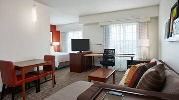 Escritorio, espacio para trabajar con un portátil, cortinas opacas