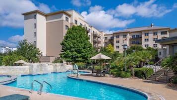 3 utendørsbassenger, bassengparasoller og solsenger