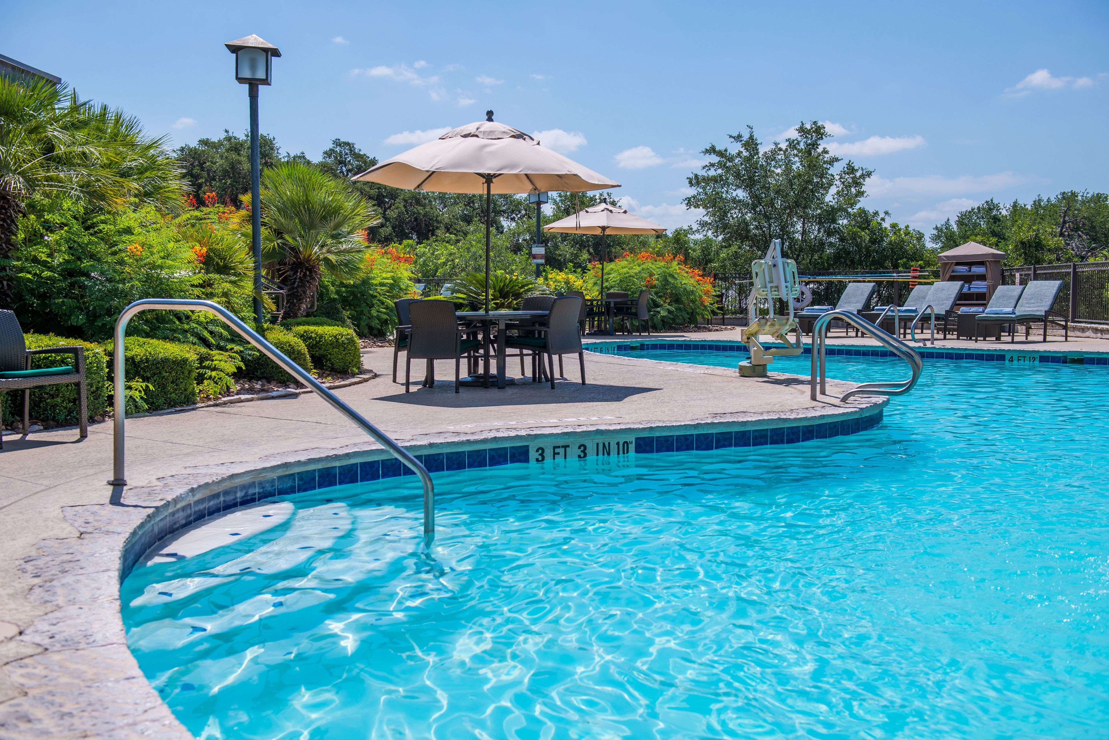 3 buitenzwembaden, parasols bij het zwembad en ligstoelen