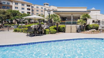 3 outdoor pools, pool umbrellas, pool loungers