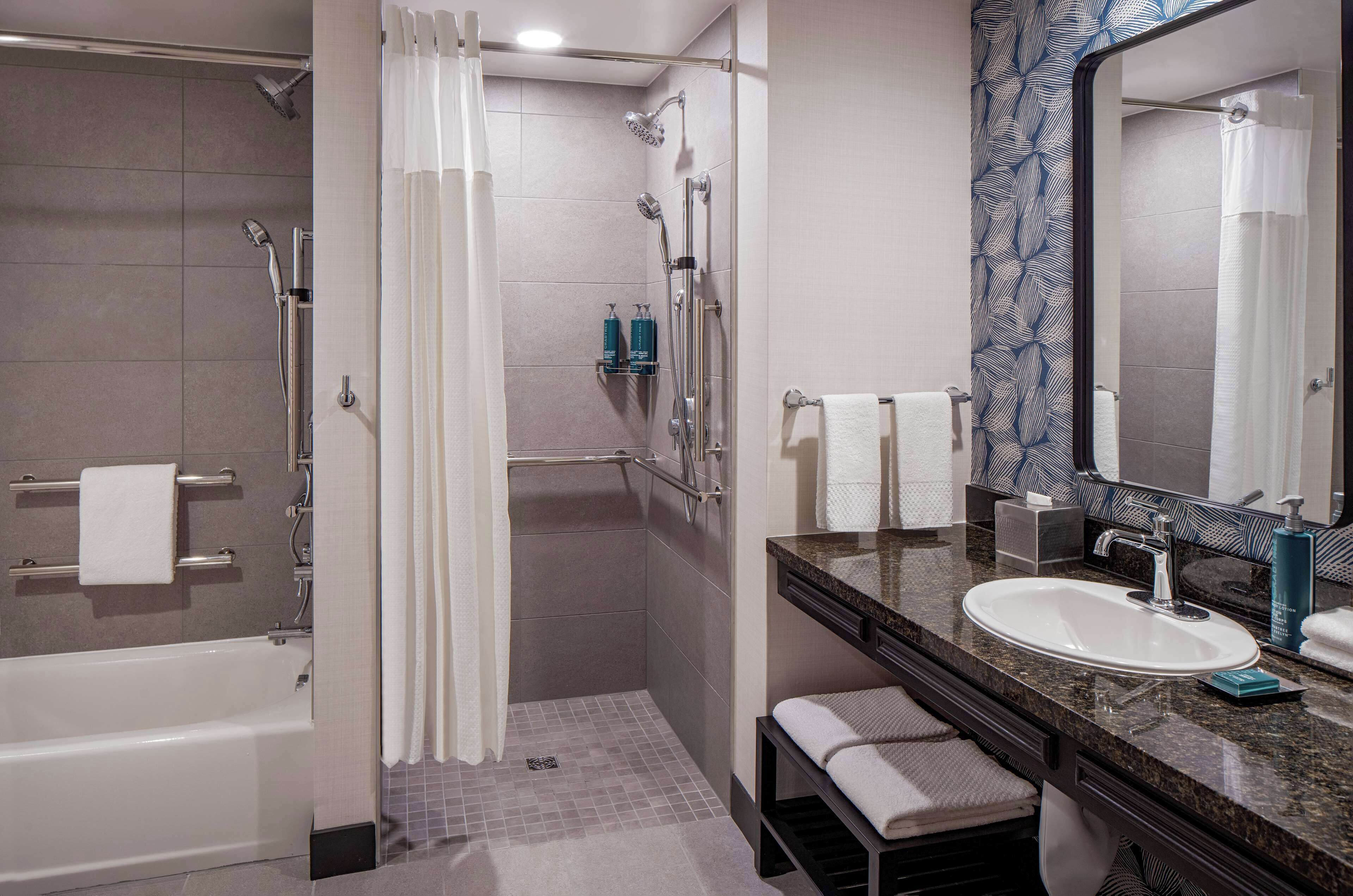 Une salle de bain moderne avec une baignoire, une douche et un lavabo.