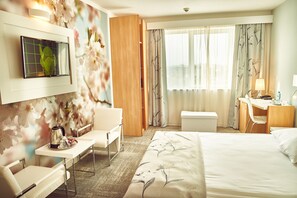 Minibar, in-room safe, desk, laptop workspace - Continental Forum Bucuresti Palatul Parlamentului (Bucharest)