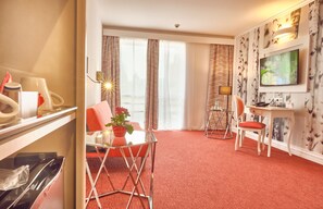Family Suite | Minibaari, tallelokero huoneessa, työpöytä
