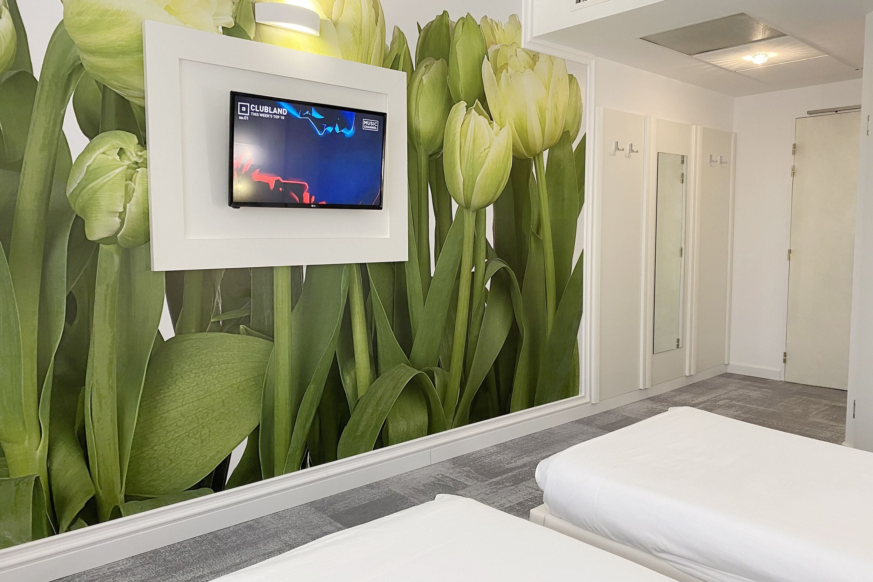 Business Twin Room | Minibar, in-room safe, desk, laptop workspace