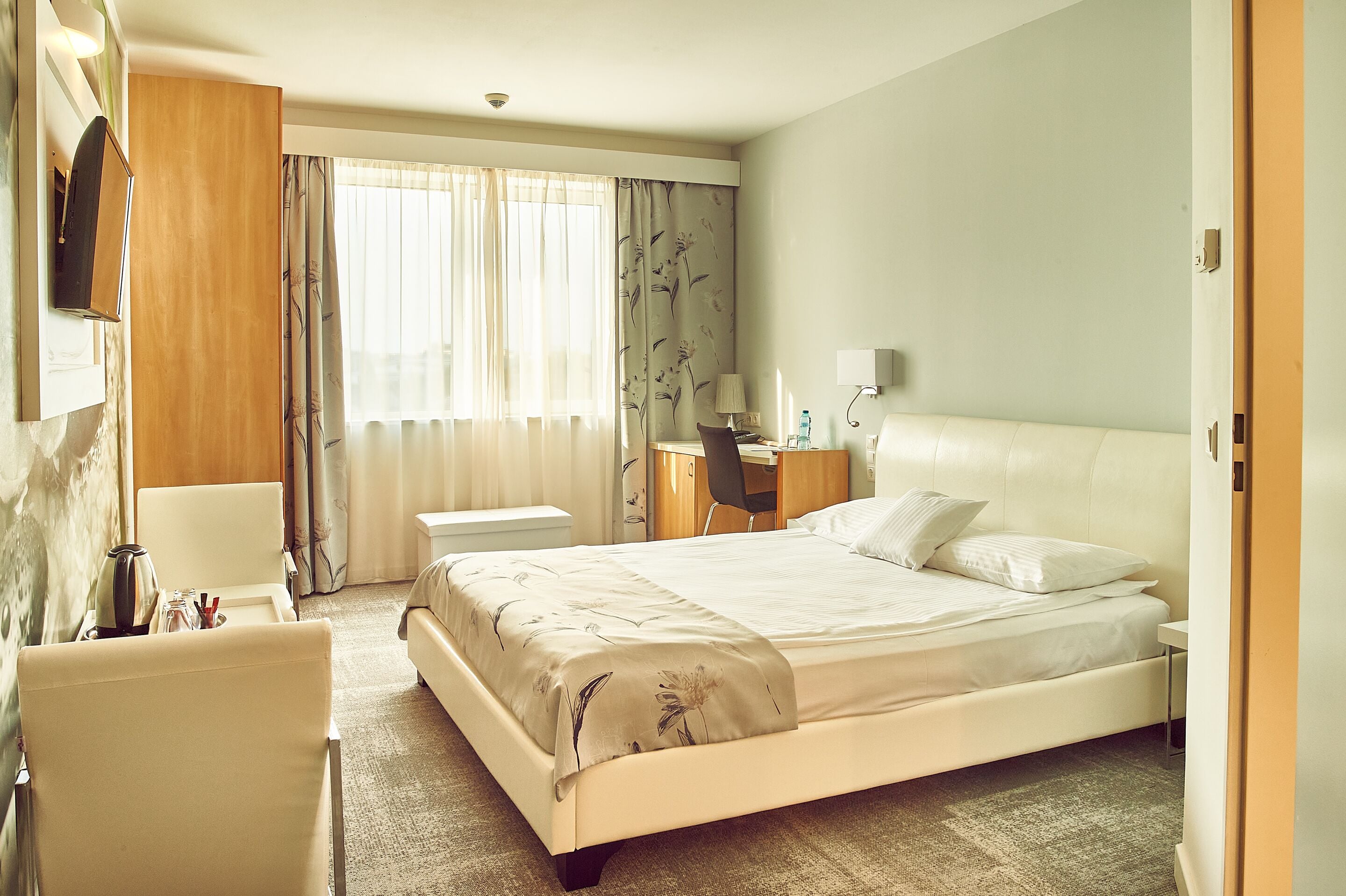 Standard Double Room | Minibar, in-room safe, desk, laptop workspace