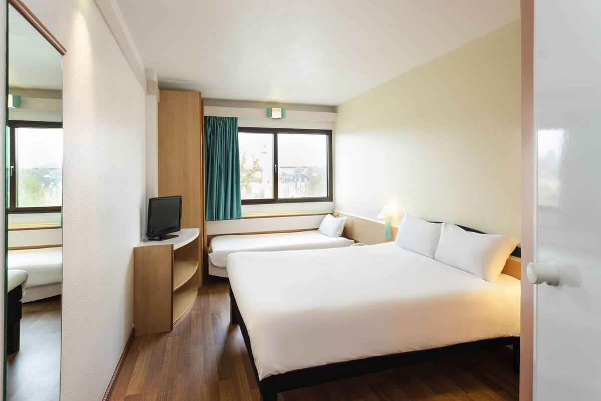 family room, multiple beds (with 1 double bed and extra bed) | memory-foam beds, blackout curtains, soundproofing, iron/ironing board