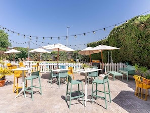 Utomhuspool och solstolar