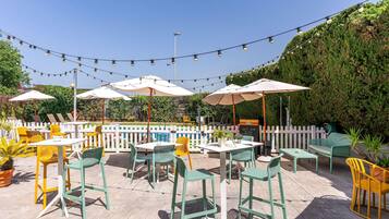 Piscine extérieure, chaises longues