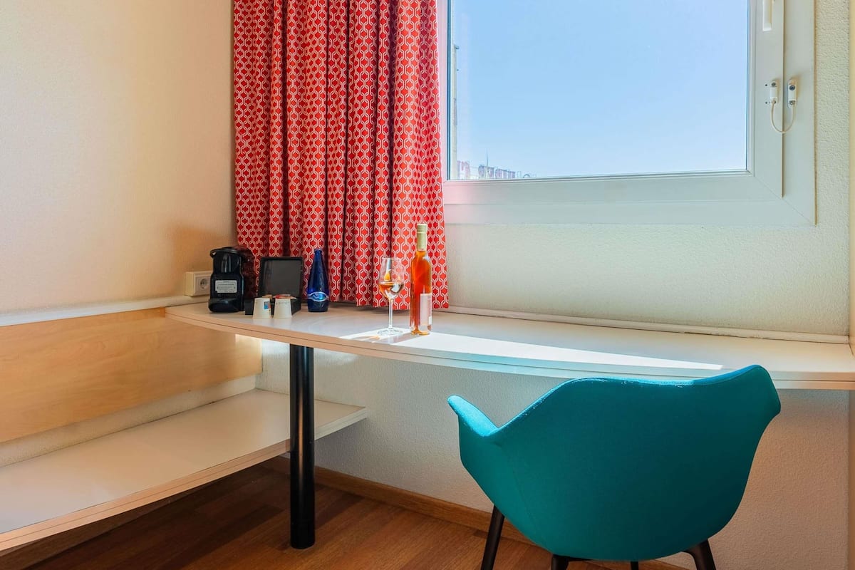 Habitación Confort, 1 cama matrimonial | Camas con efecto memoria, cortinas blackout y insonorización