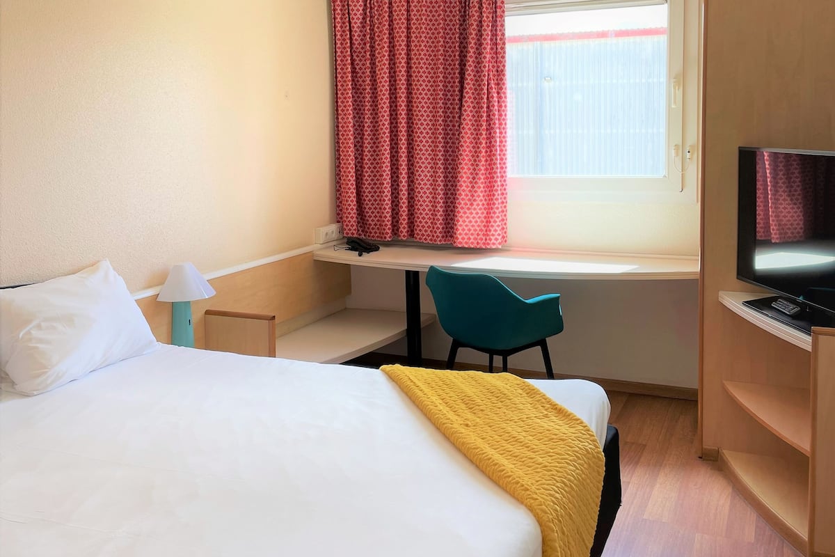 Comfort Room, 1 Double Bed | Memory-foam beds, blackout curtains, soundproofing, iron/ironing board