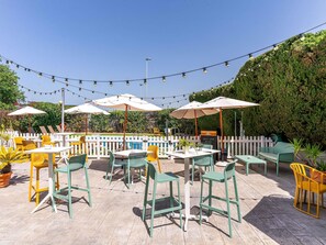 Outdoor pool, pool loungers - ibis Jerez de La Frontera (Jerez de la Frontera)