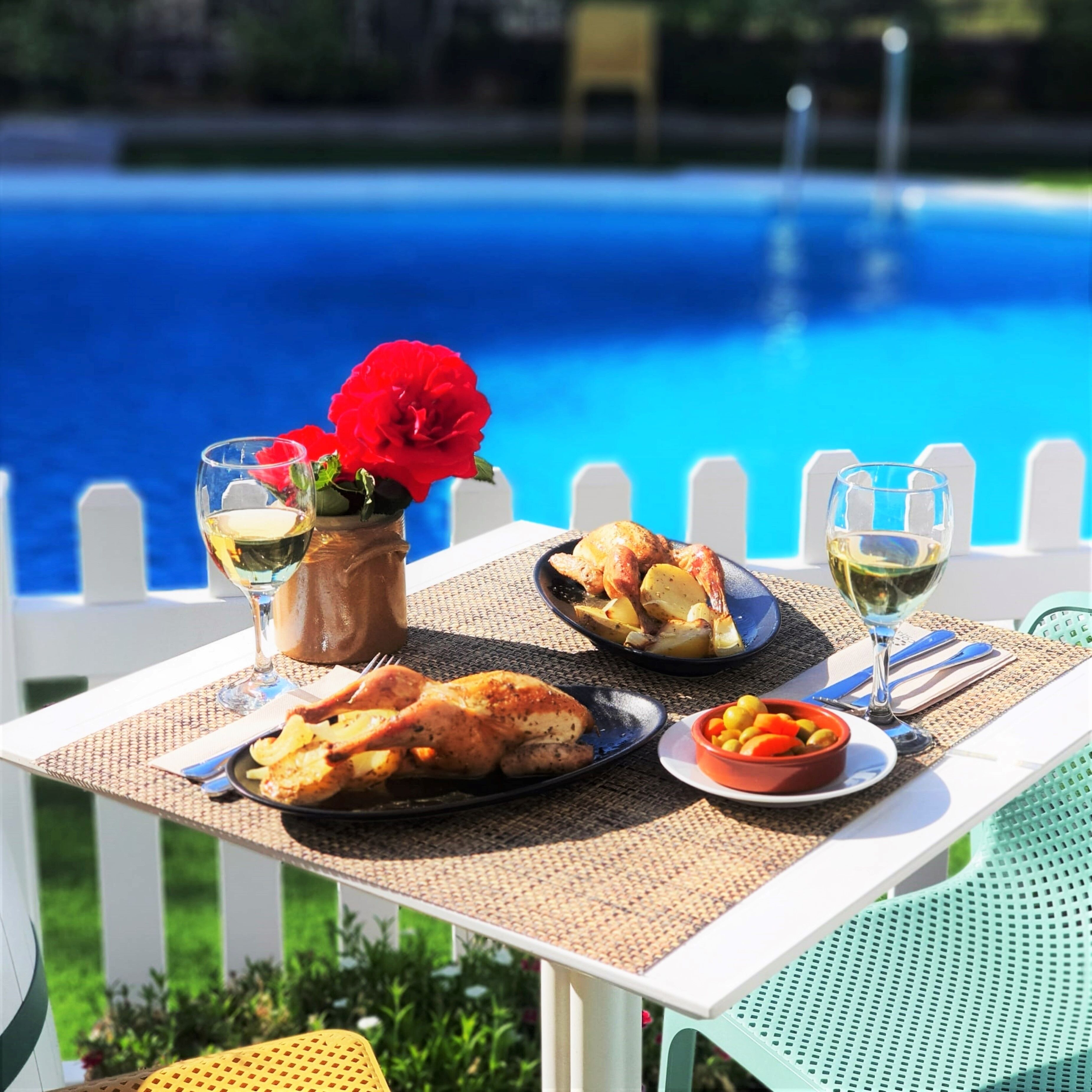 Una piscina al aire libre, tumbonas
