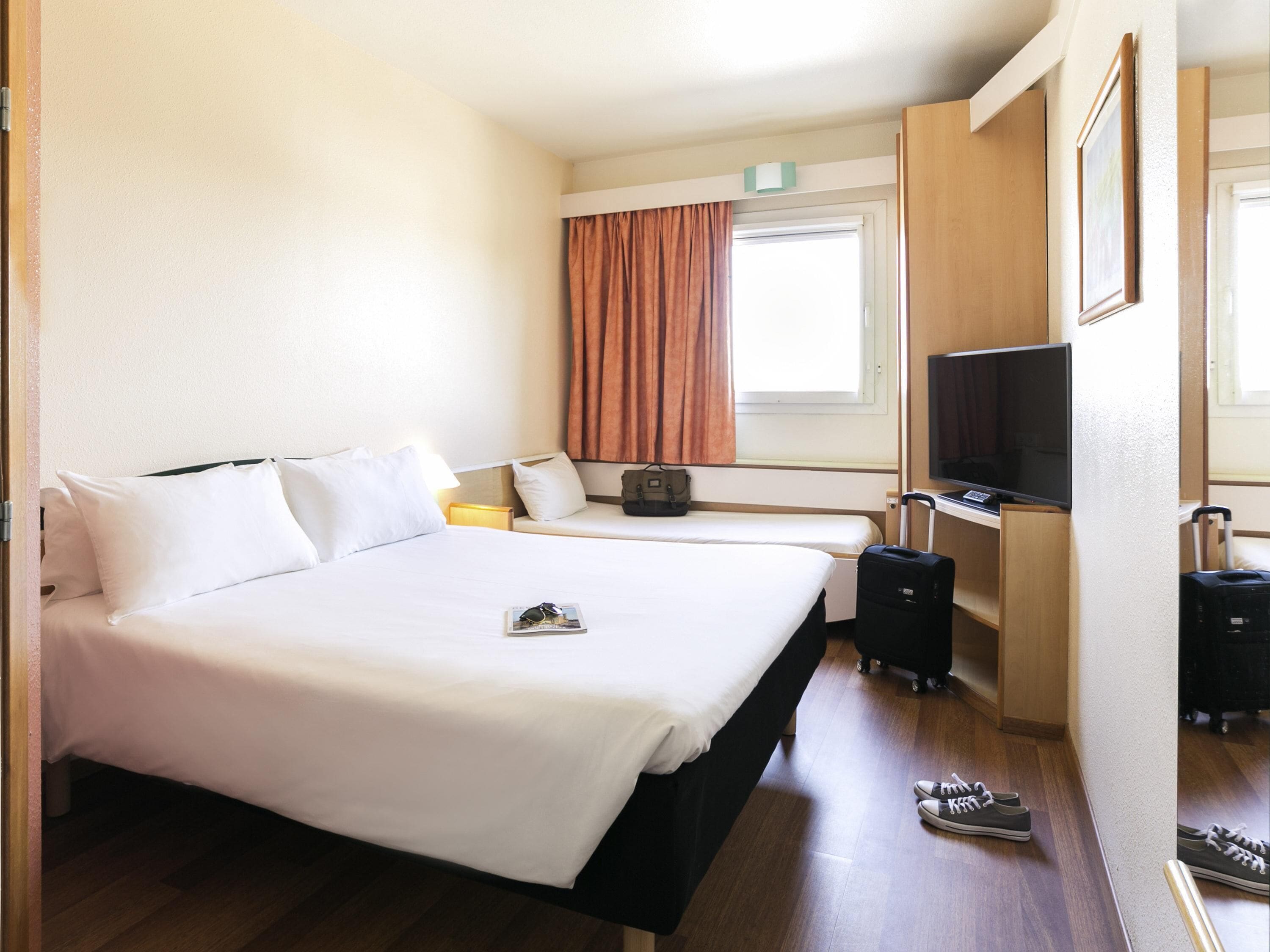 家庭客房, 多張床 (with 1 Double Bed and Extra Bed) | 記憶棉床墊、遮光窗簾/窗簾、隔音、熨斗/熨衫板