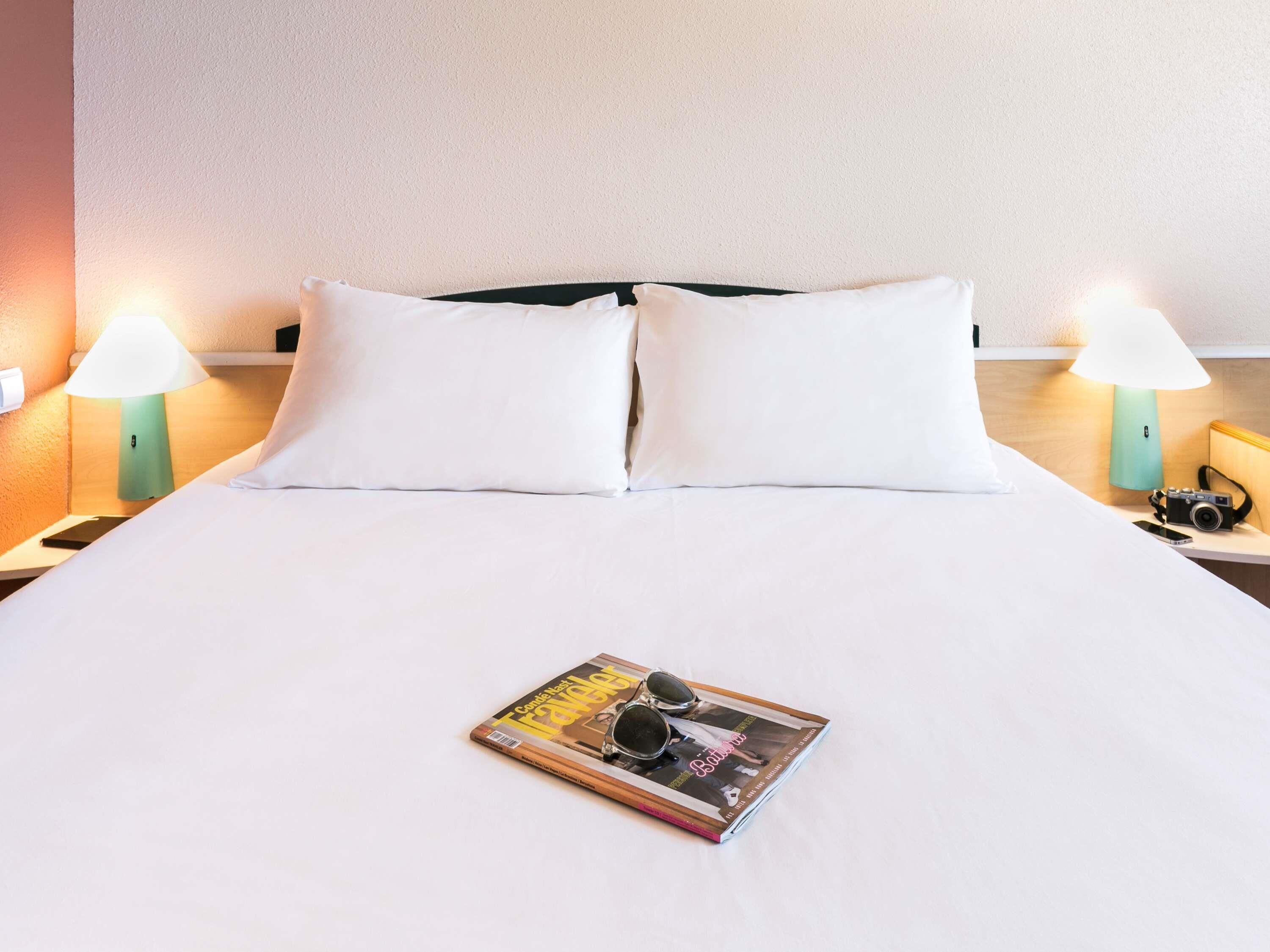 Memory foam-senger, blendingsgardiner, lydisolert og strykejern/-brett