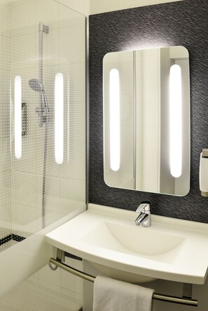 Shower, eco-friendly toiletries, hair dryer, towels - ibis Jerez de La Frontera (Jerez de la Frontera)