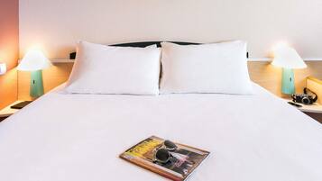 Bedden met traagschuimmatras, verduisterende gordijnen