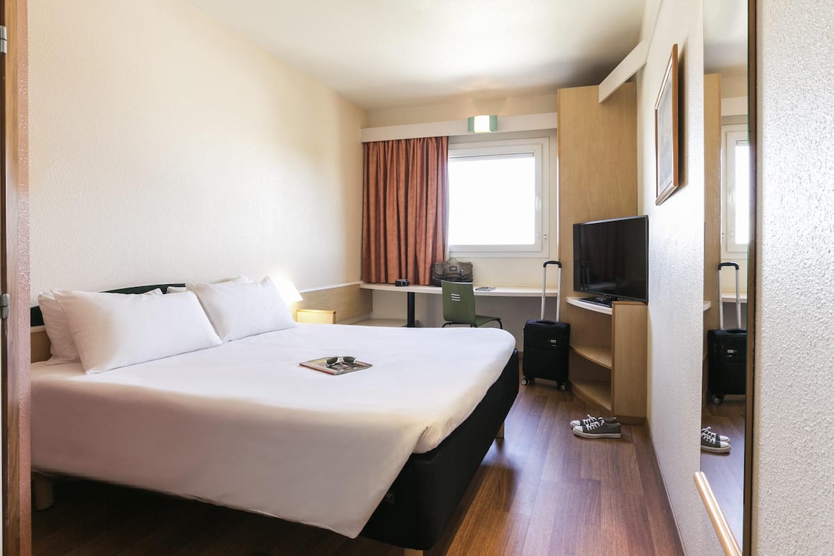 Room, 1 Double Bed | Memory foam beds, blackout drapes, soundproofing, iron/ironing board