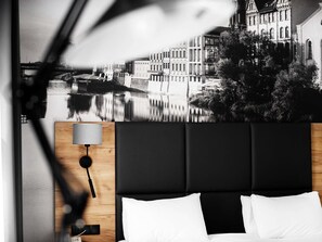 Quarto superior, 1 cama de casal | Frigobar, cofres nos quartos, escrivaninha