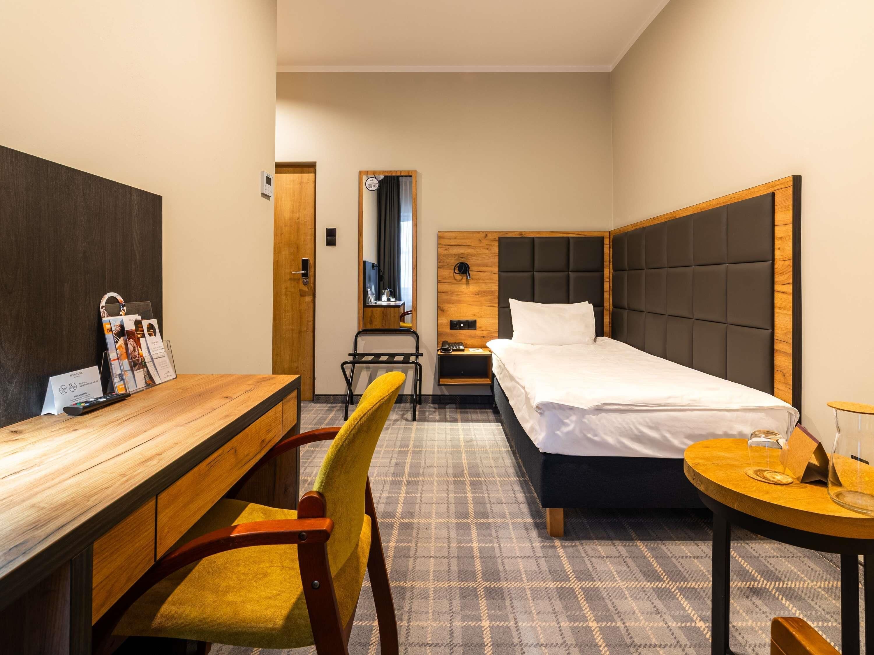 Standard Room, 1 Twin Bed | Minibar, in-room safe, desk, iron/ironing board
