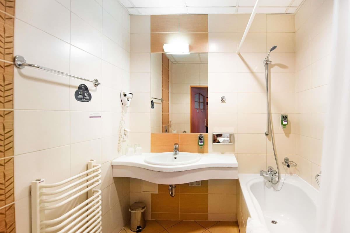 Minibar, in-room safe, desk, iron/ironing board