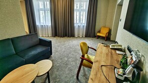 Apartemen Standar, 1 Tempat Tidur Double | Minibar, brankas, meja kerja, dan setrika/meja setrika