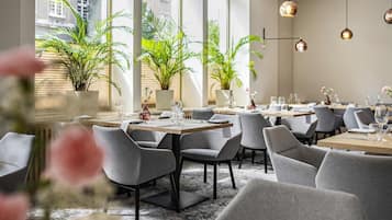 Petit déjeuner, déjeuner et dîner servis sur place