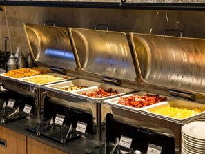 Petit déjeuner buffet (60 PLN par personne)