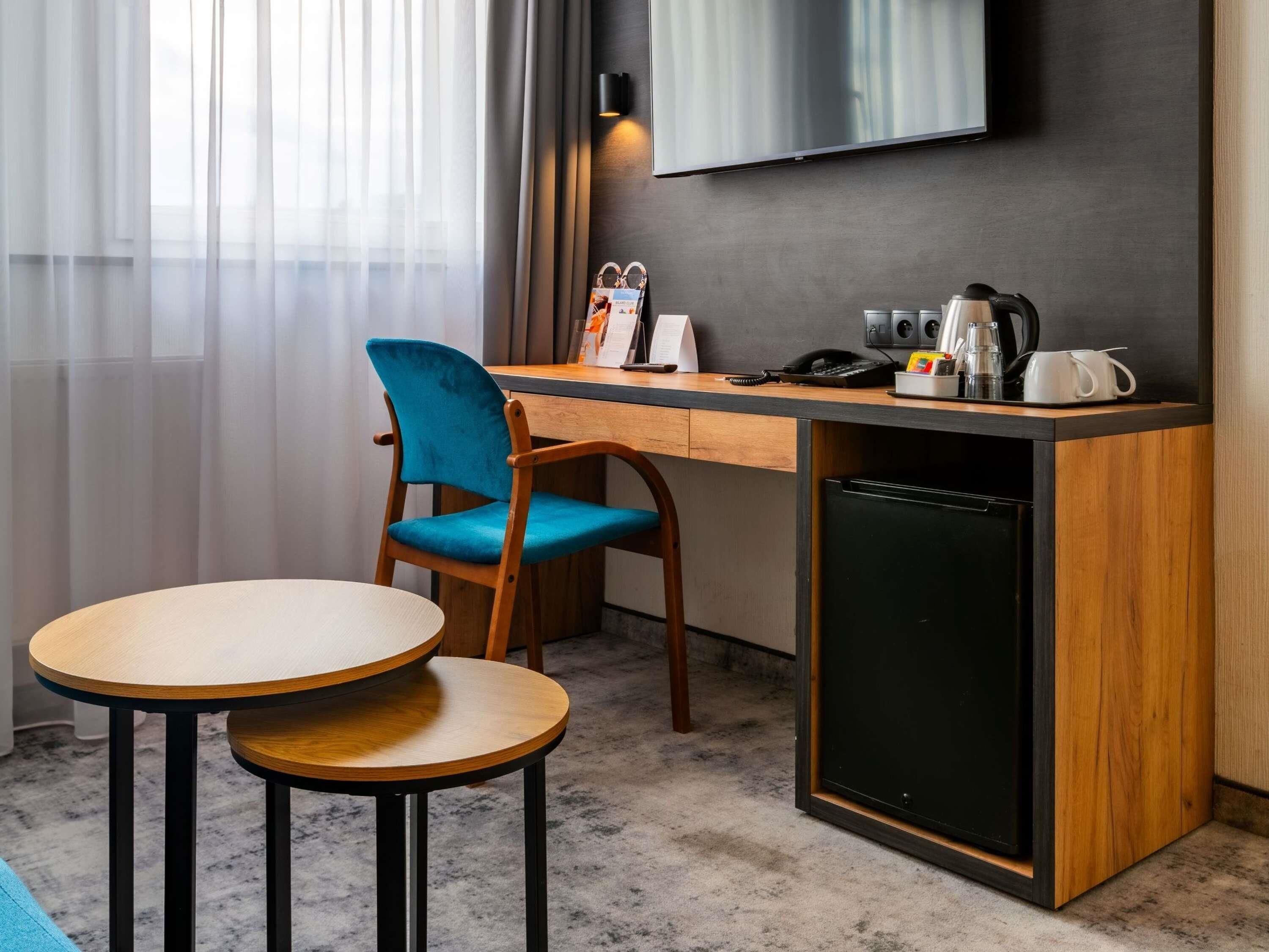 deluxe room, 1 double bed | minibar, in-room safe, desk, iron/ironing board