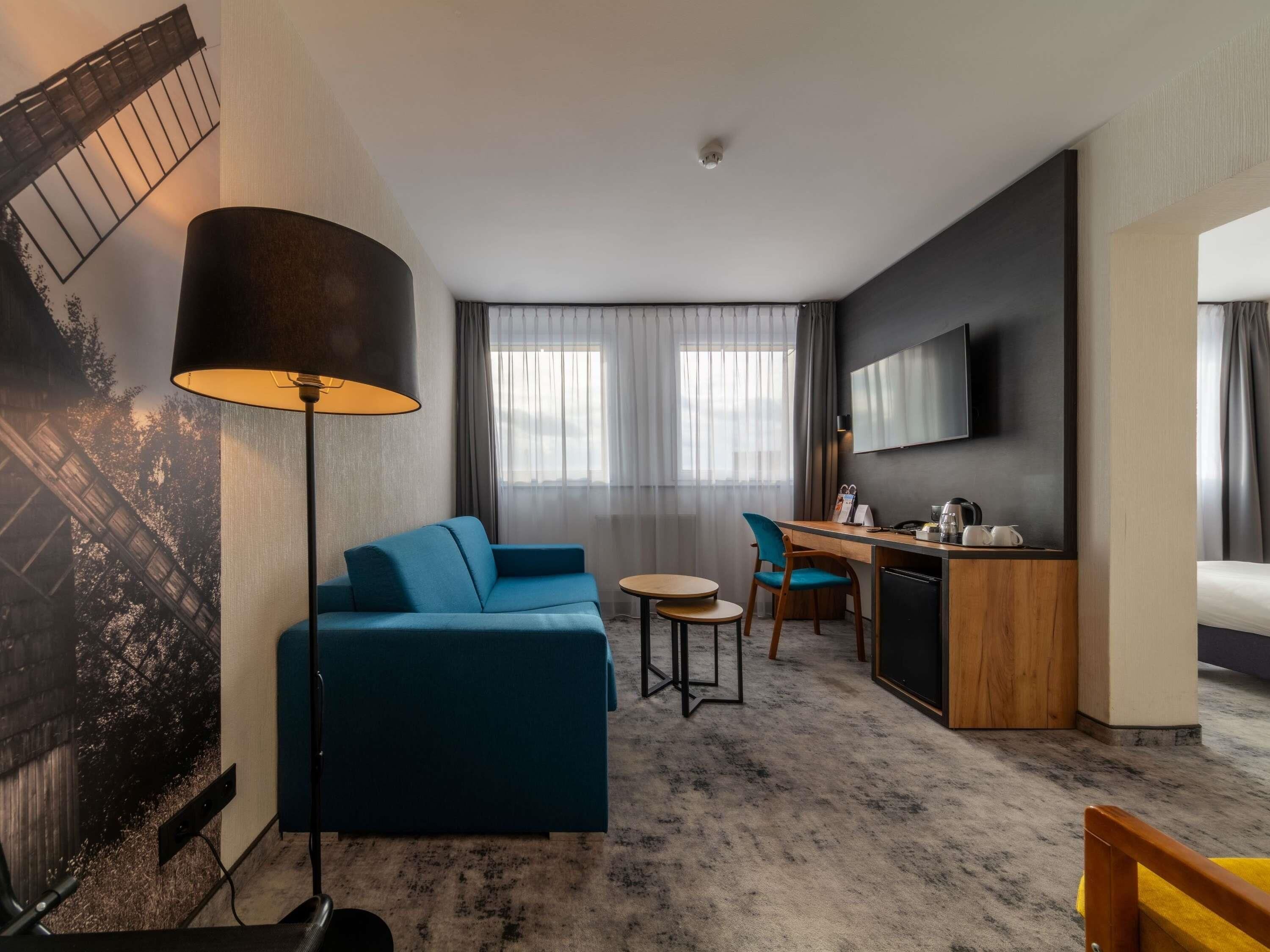 deluxe room, 1 double bed | minibar, in-room safe, desk, iron/ironing board