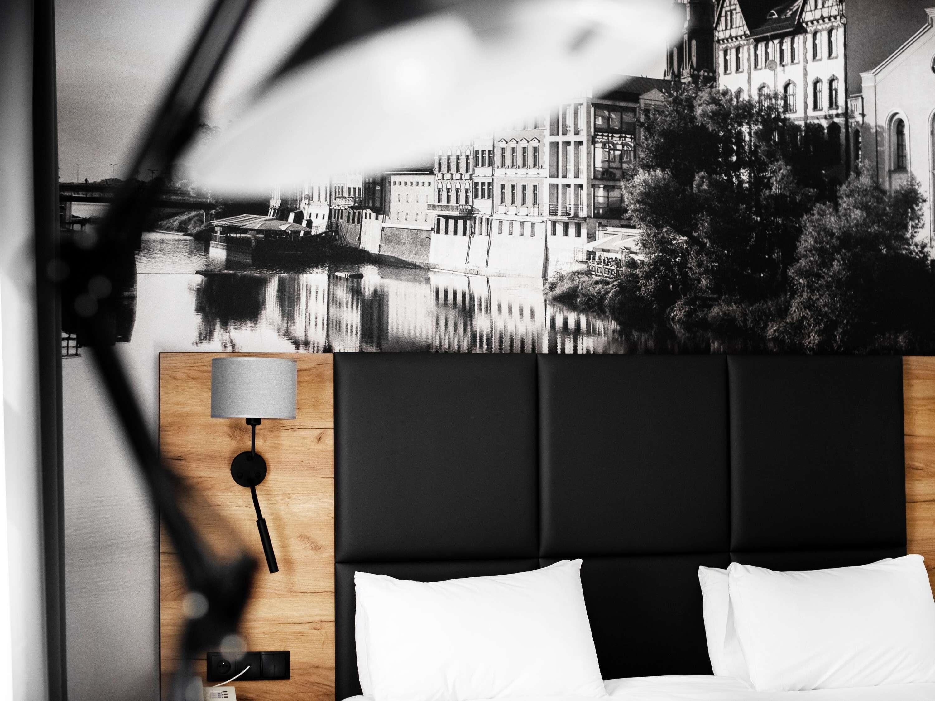 Habitación superior, 1 cama matrimonial | Minibar, caja de seguridad en la habitación y escritorio 