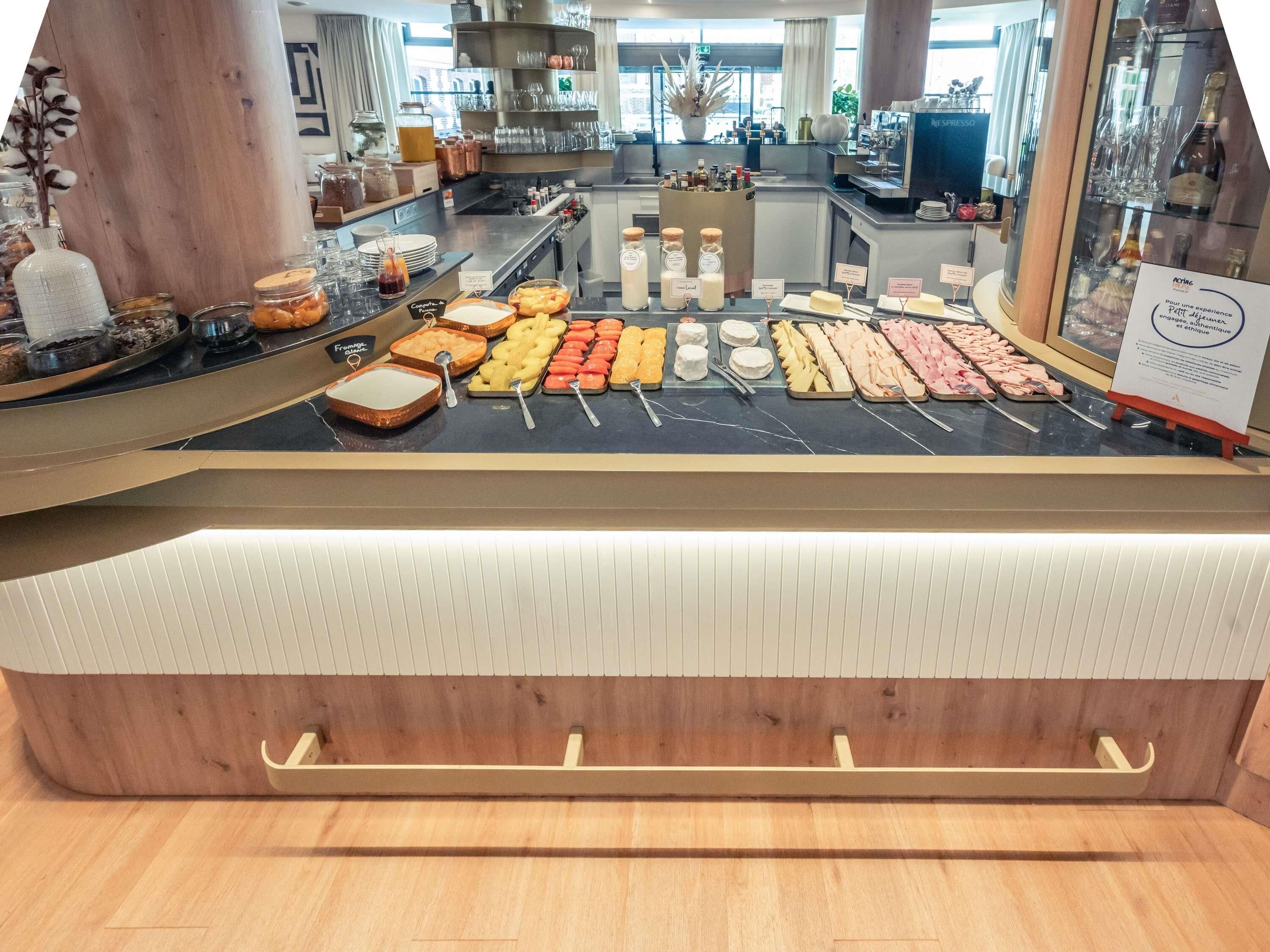 Ein Bereich mit einem reichhaltigen Buffet aus Speisen und Getränken.